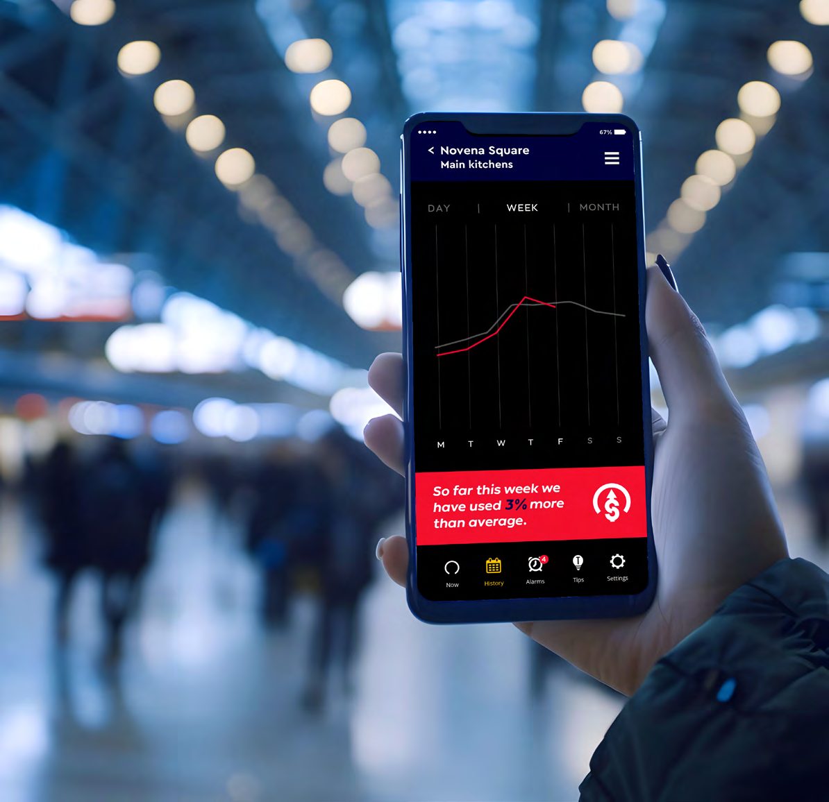 Ranka laiko telefoną su „Eniscope“ programėle – savaitės suvartojimo grafikas